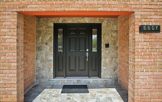 Building Photo - 6607 Lone Oak Dr