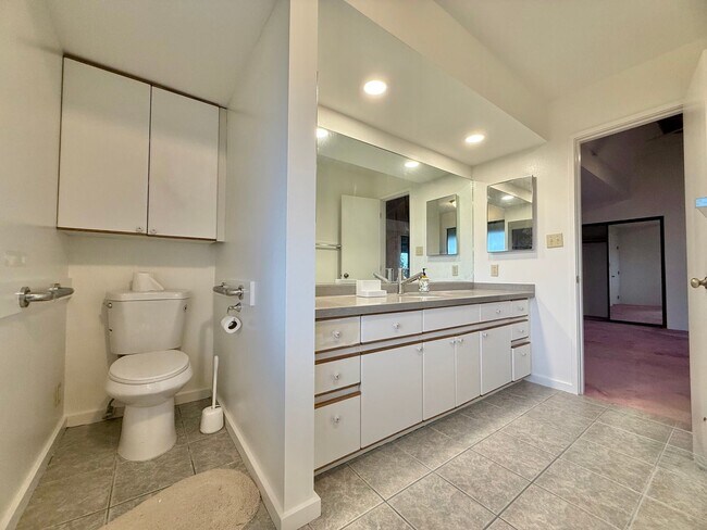 Building Photo - Beautiful 3 Bedroom / 2.5 Bathroom Home in Wailuku Heights!