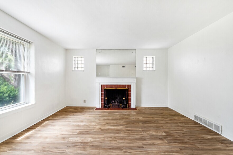 Building Photo - 1076 Wilshire Ave