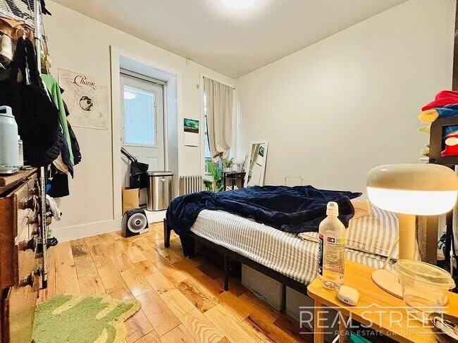 Building Photo - Stylish 3 Bed / 2 Bath in Prime Ridgewood ...