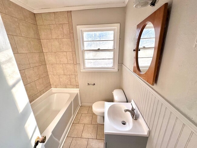 Building Photo - 3 Bedrooms, 1 Bathroom - House in West Rome!