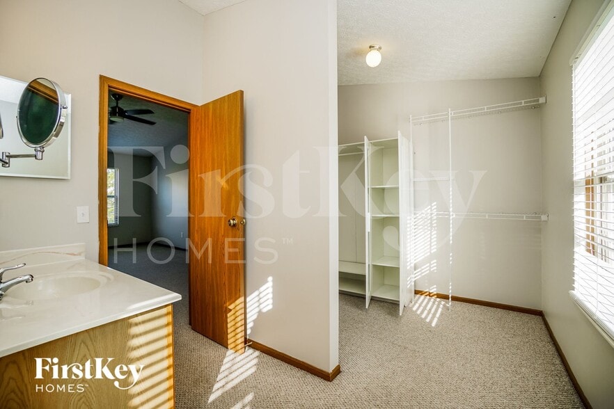 Building Photo - 5856 Oldenburgh Way