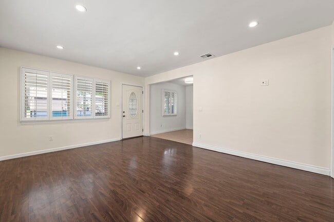 Building Photo - 10823 McVine Ave