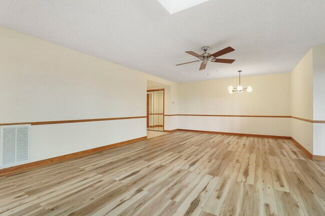 Building Photo - 150 Red Top Dr