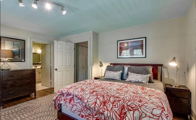 Building Photo - Cute 3 bed w/bonus space. Fenced yard. Loc...