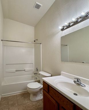Building Photo - Fantastic 3 Bed 2 Bath Longmont Duplex! Av...