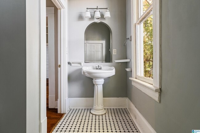 Building Photo - 3716 6th Ave S