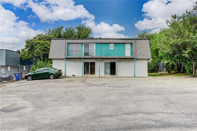 Building Photo - 305 E Croslin St