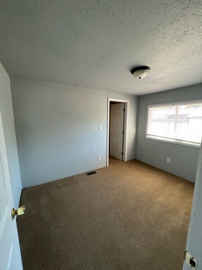 Building Photo - Large 3 Bedroom 2 Bath with Fenced Yard