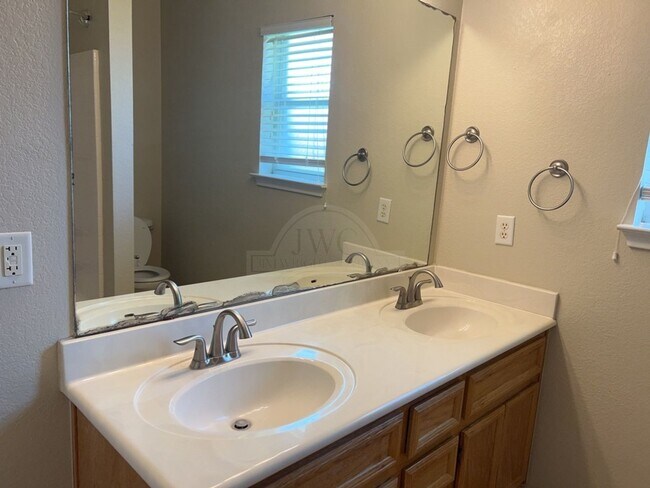 Building Photo - 309 Viola Dr