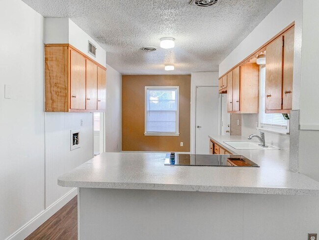 Building Photo - 2 bed 2 bath