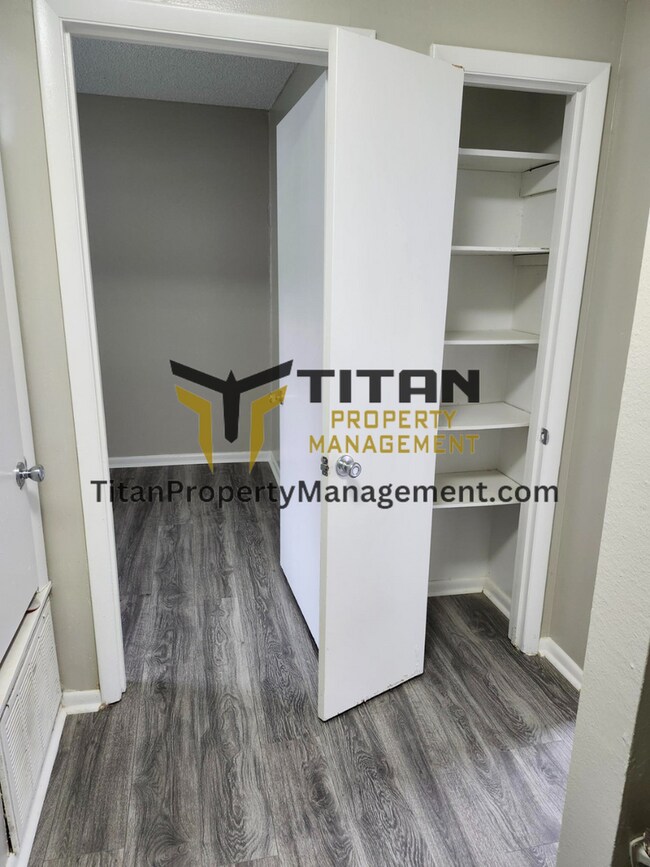 Building Photo - 2 bed/1 bath Townhouse