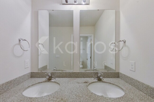 Building Photo - 321 Monarch Ln