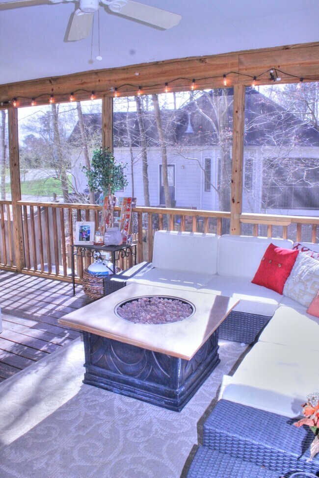Building Photo - Beautiful home with Fenced Yard & Screened Porch!
