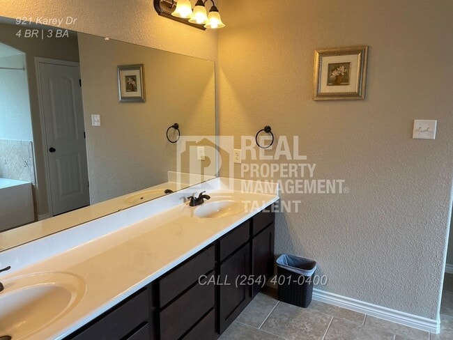 Building Photo - 921 Karey Dr