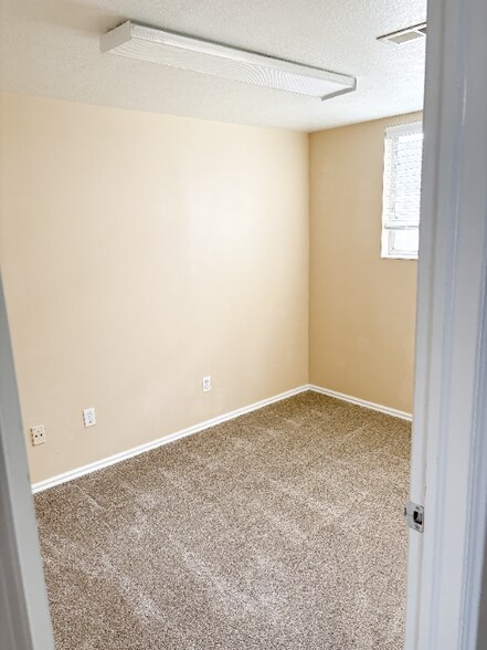 Building Photo - 1075 E Pheasant View Dr