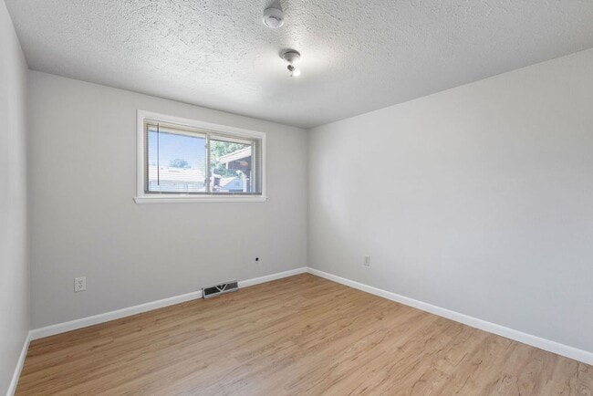 Building Photo - 4857 N Roosevelt Ave