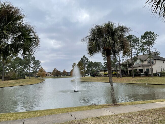 Building Photo - 5622 Lake Pl Dr