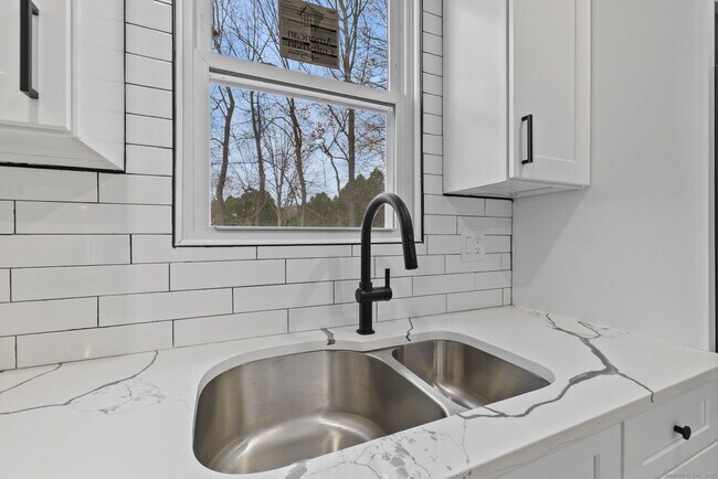 Building Photo - 19 Henry St