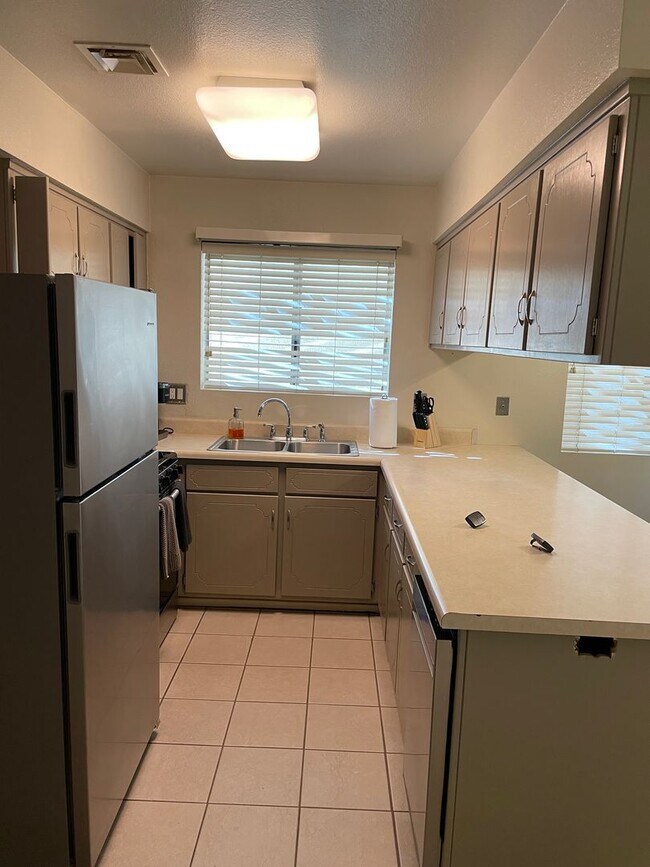 Building Photo - Furnished Condo
