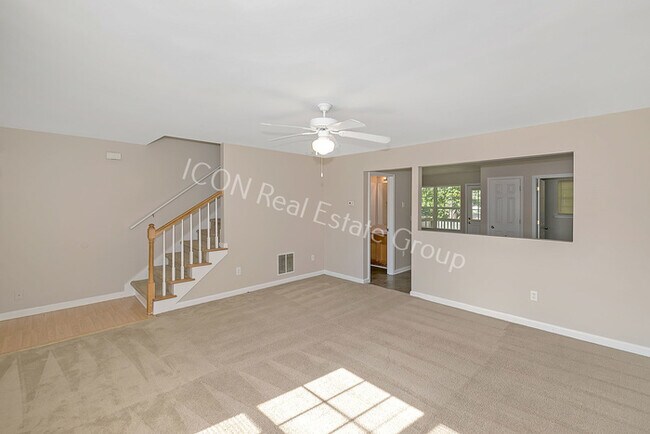 Building Photo - 3/2.5 End unit townhome