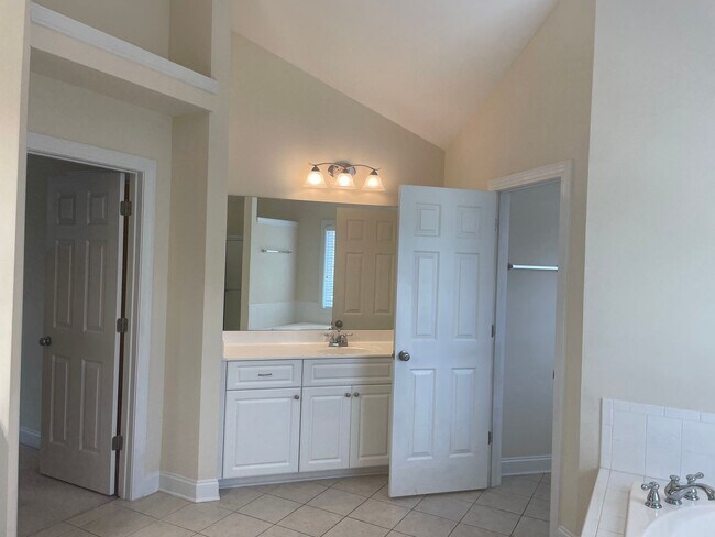 Building Photo - Outstanding Five Bedroom Three Full Bathro...