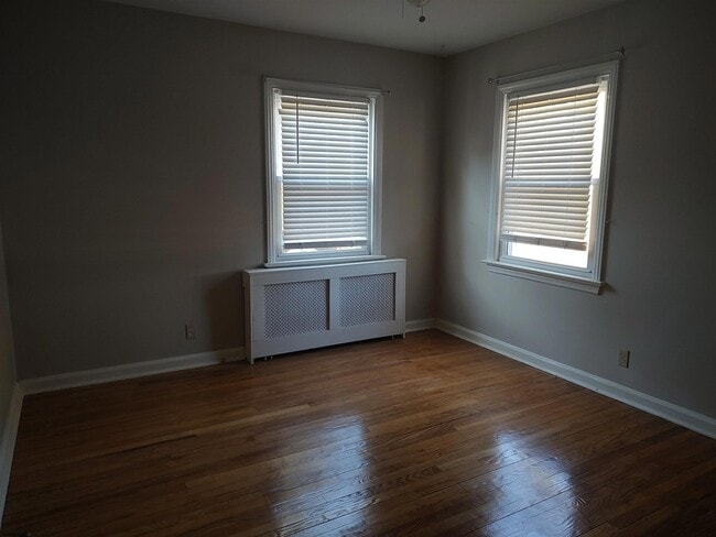 Building Photo - 3005 Fernwood Ave