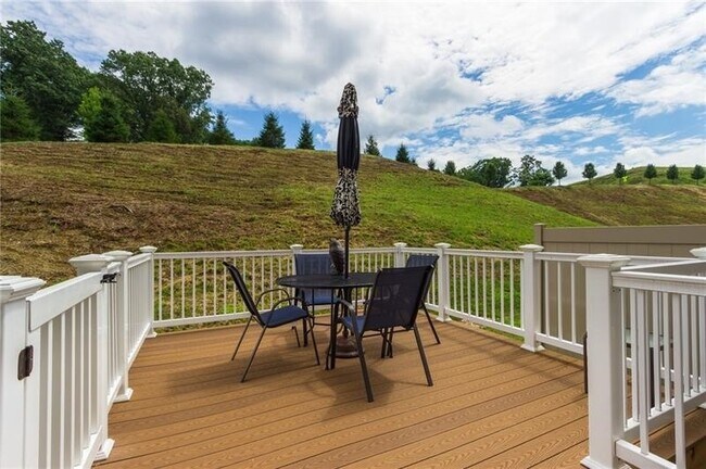 Building Photo - 627 Edison Dr