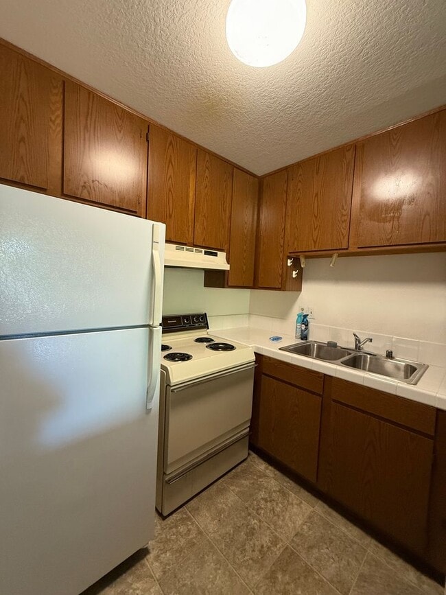 Building Photo - Low income 62+ 1 bedroom at Vista Prieta!