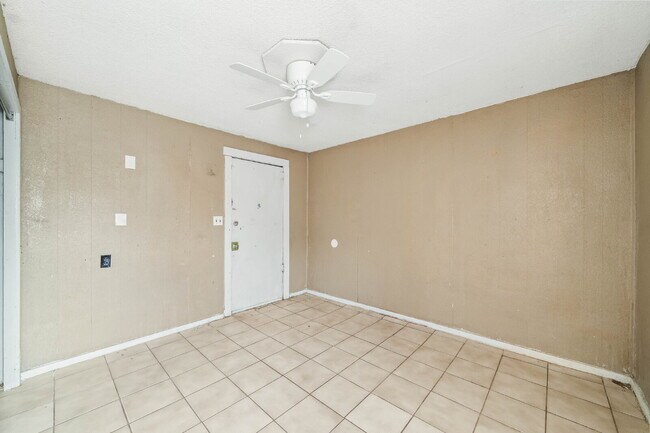Building Photo - Cozy Efficiency w/ ALL BILLS PAID
