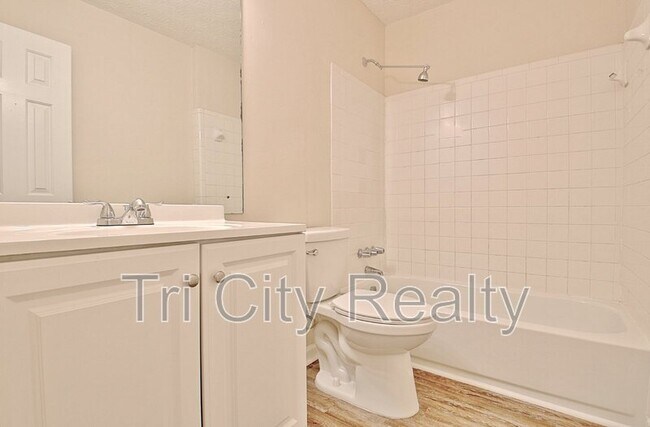 Building Photo - 220 Meadowbrook Ct