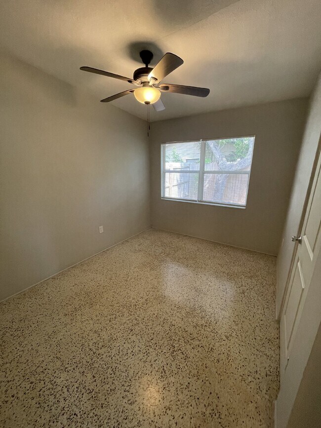 Building Photo - Desirable location in Melbourne FL