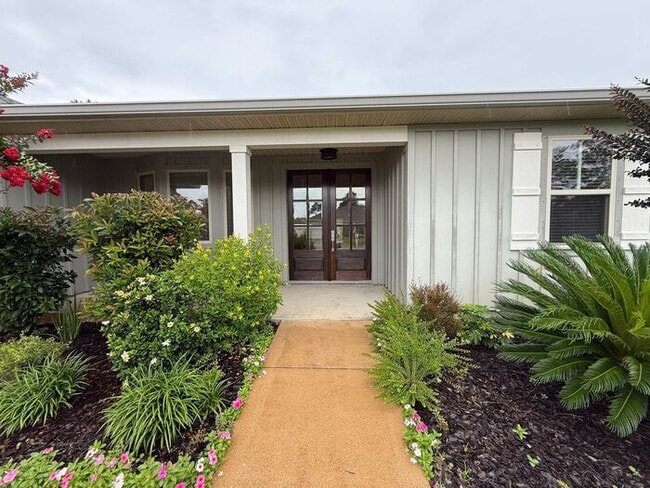 Building Photo - Gulf Breeze - 4 bedroom, 2.5 bathroom - lawn care included
