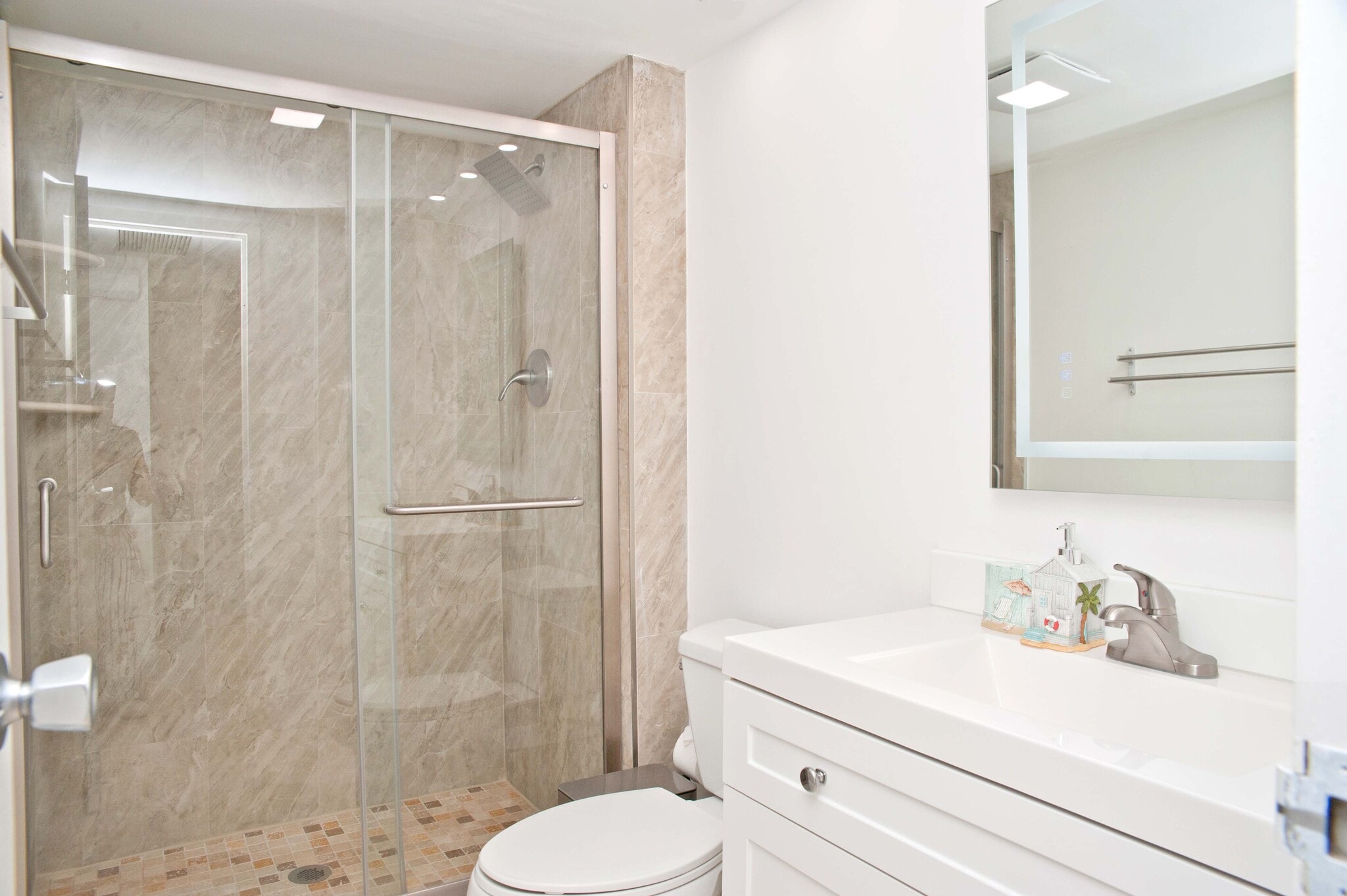 Building Photo - 3675 N Country Club Dr