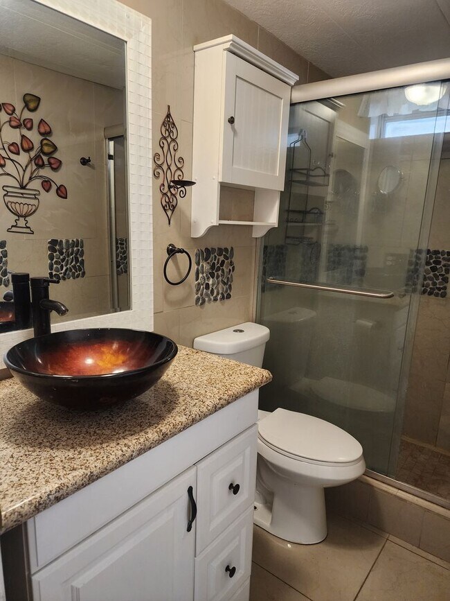 Building Photo - Beautiful 3 Bedroom with additonal 4th bedroom! Larg fenced front & backyard!!