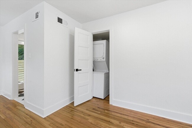 Building Photo - 421 E Jennings St