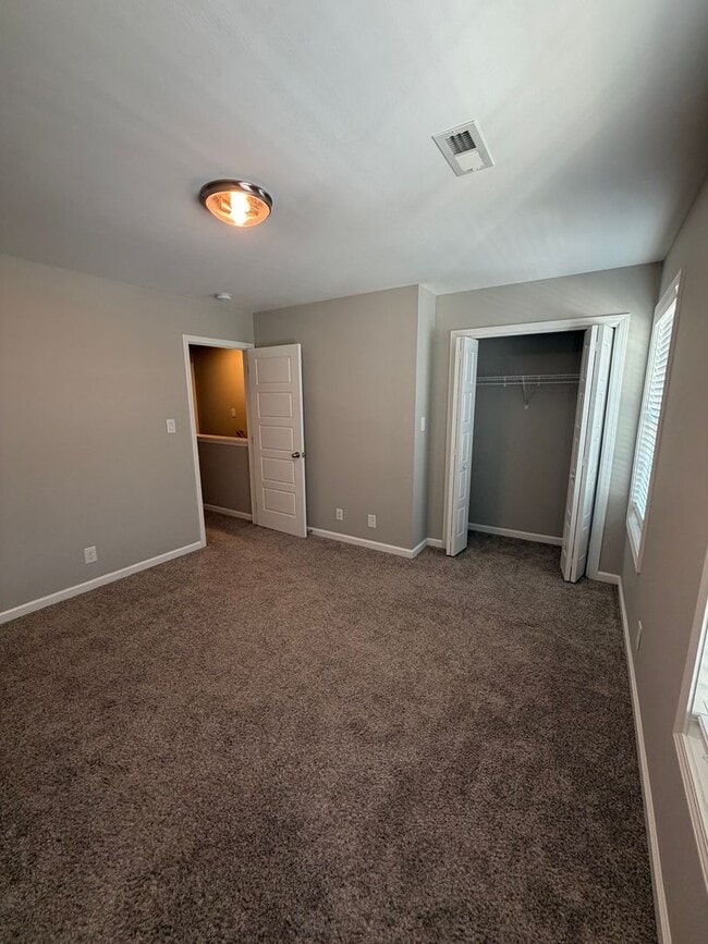 Building Photo - The Stowe Court Pet Friendly Condo for rent!