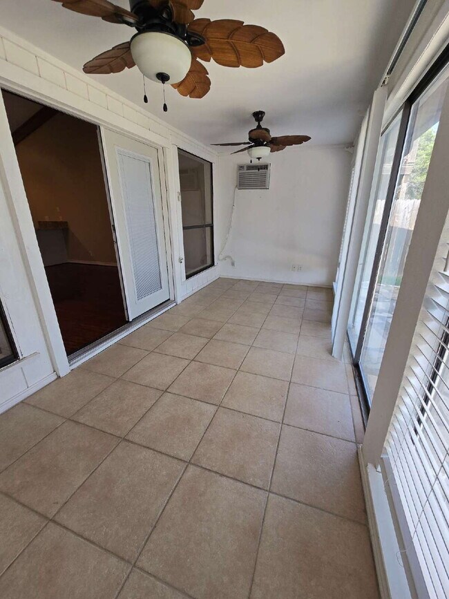 Building Photo - Stunning 1 Bedroom Condo with Gorgeous Views of Granbury Lake