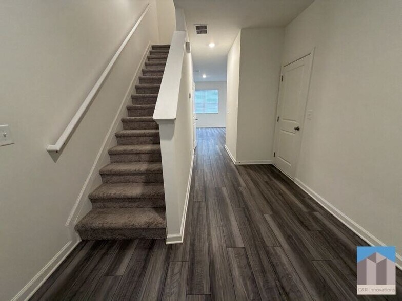 Building Photo - 3530 Condor Ct SW