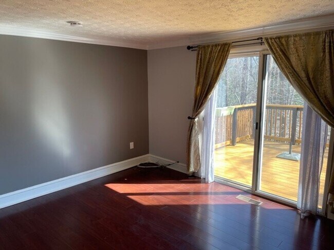 Building Photo - Well maintained 2 BR 2 BA 3 level townhome...