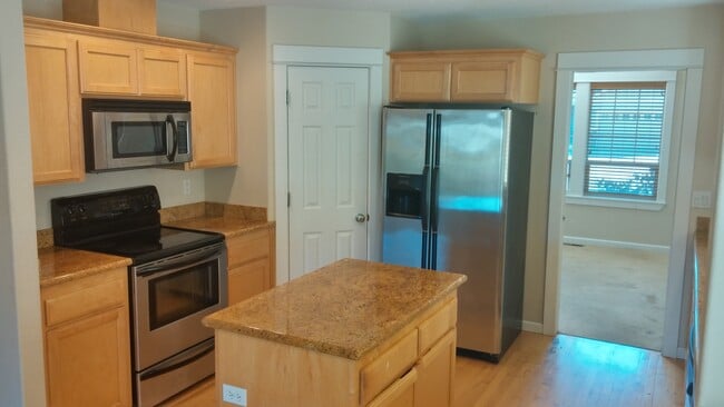 Building Photo - VIDEOTOUR: Gorgeous Home on Quiet Culdesac in Dallas. PETS WELCOME
