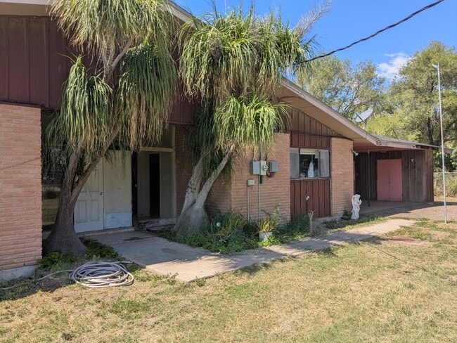 Building Photo - 1439 N Alamo Rd