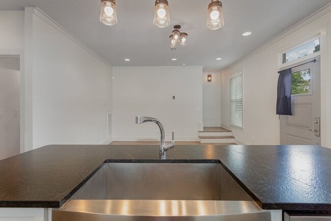 Building Photo - 5802 Maxon Ave
