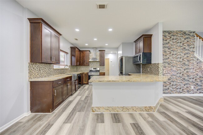Building Photo - 9351 Royal Way