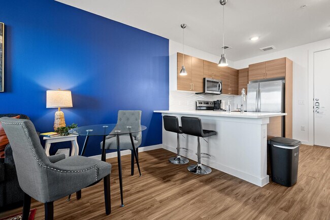 Building Photo - 2425 E Riverside Dr