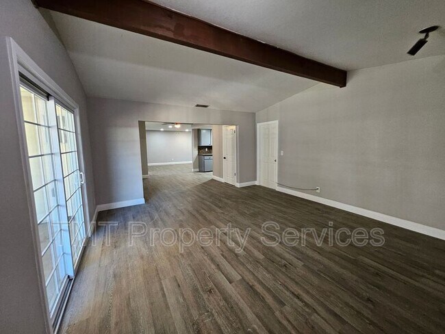 Building Photo - 760 Castle Oaks Dr