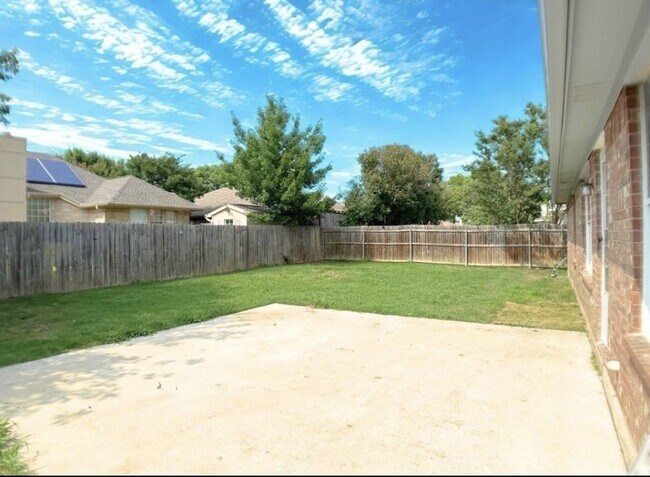 Building Photo - 3913 Periwinkle Dr