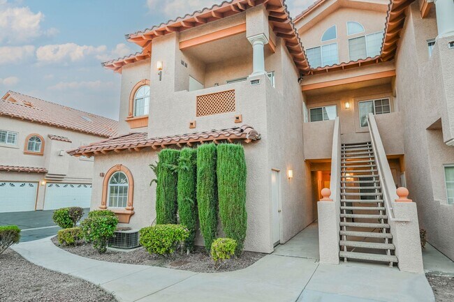 Building Photo - Gated Community townhome, with private garage