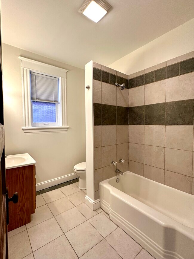 Building Photo - 735 Dover Pl