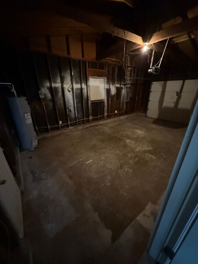 Building Photo - 3+ bedroom/2 bath house